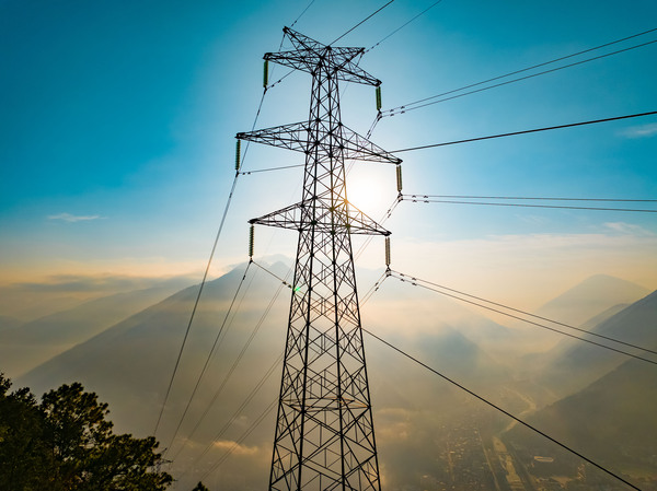 《晨辉里的钢铁脊梁》（作者：918.com水电开发公司 何丽君》.jpg