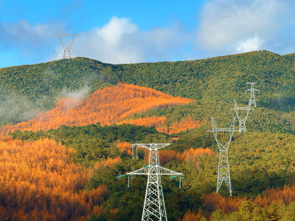 橙染寒山，银塔牵线（作者：918.com水电开发公司 何丽君）.jpg