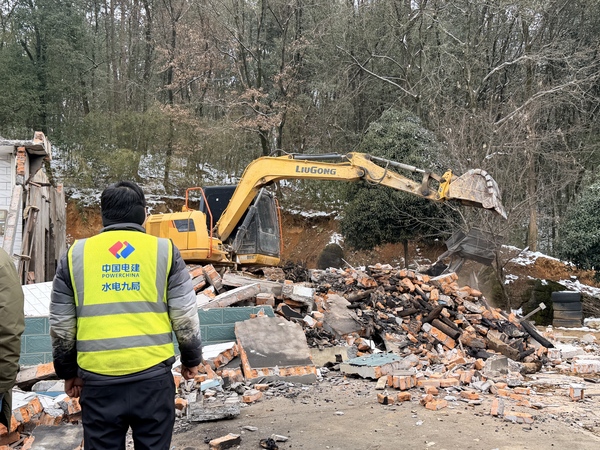 水电九局一线工人勇救九旬老人显担任（摄：水电九局 王宇欣）.jpg