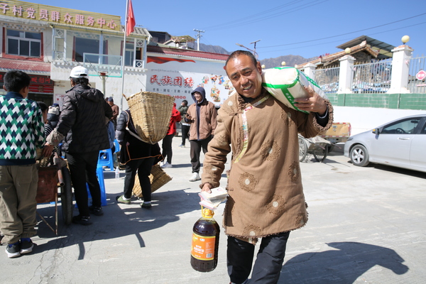 阿坝片区 大寨子村村民笑容洋溢 摄影：格西拉木.JPG