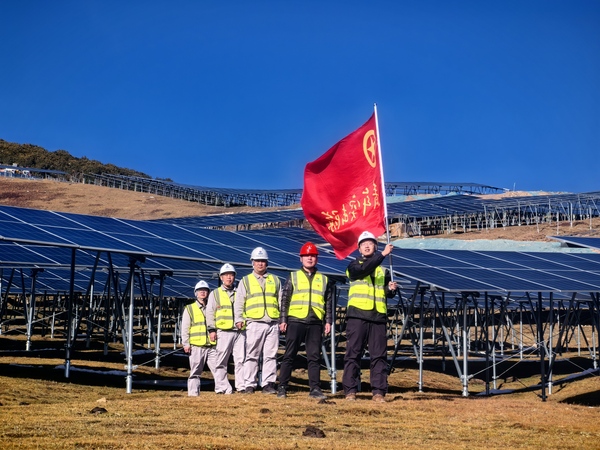 幼金川流域光伏基地青年突击队2.jpg
